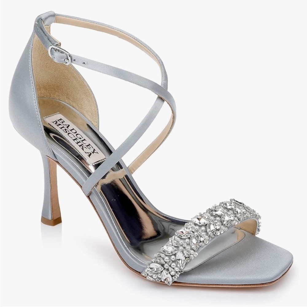 NWOB Badgley Mischka Brand Nala Curvy light blue Stiletto Heel